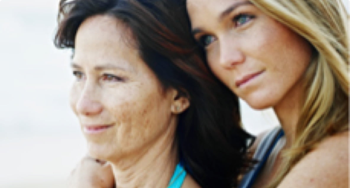 سيدتان تنظران إلى الأفق