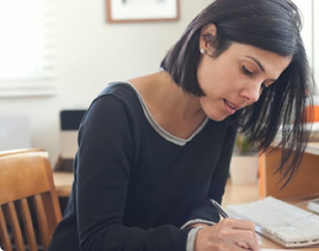 سيدة تدون ملاحظات