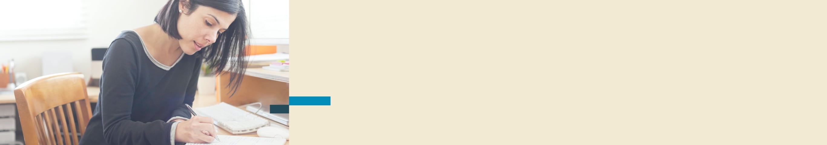 سيدة تدون ملاحظات