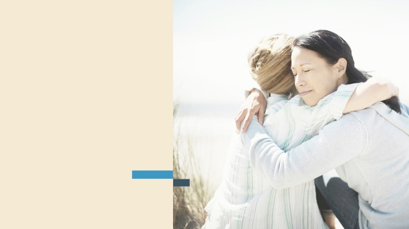 سيدتان تتعانقان